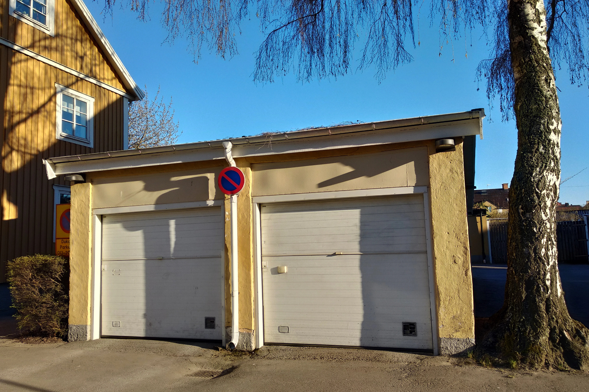 Včasih so dvokrilna garažna vrata bolj praktična